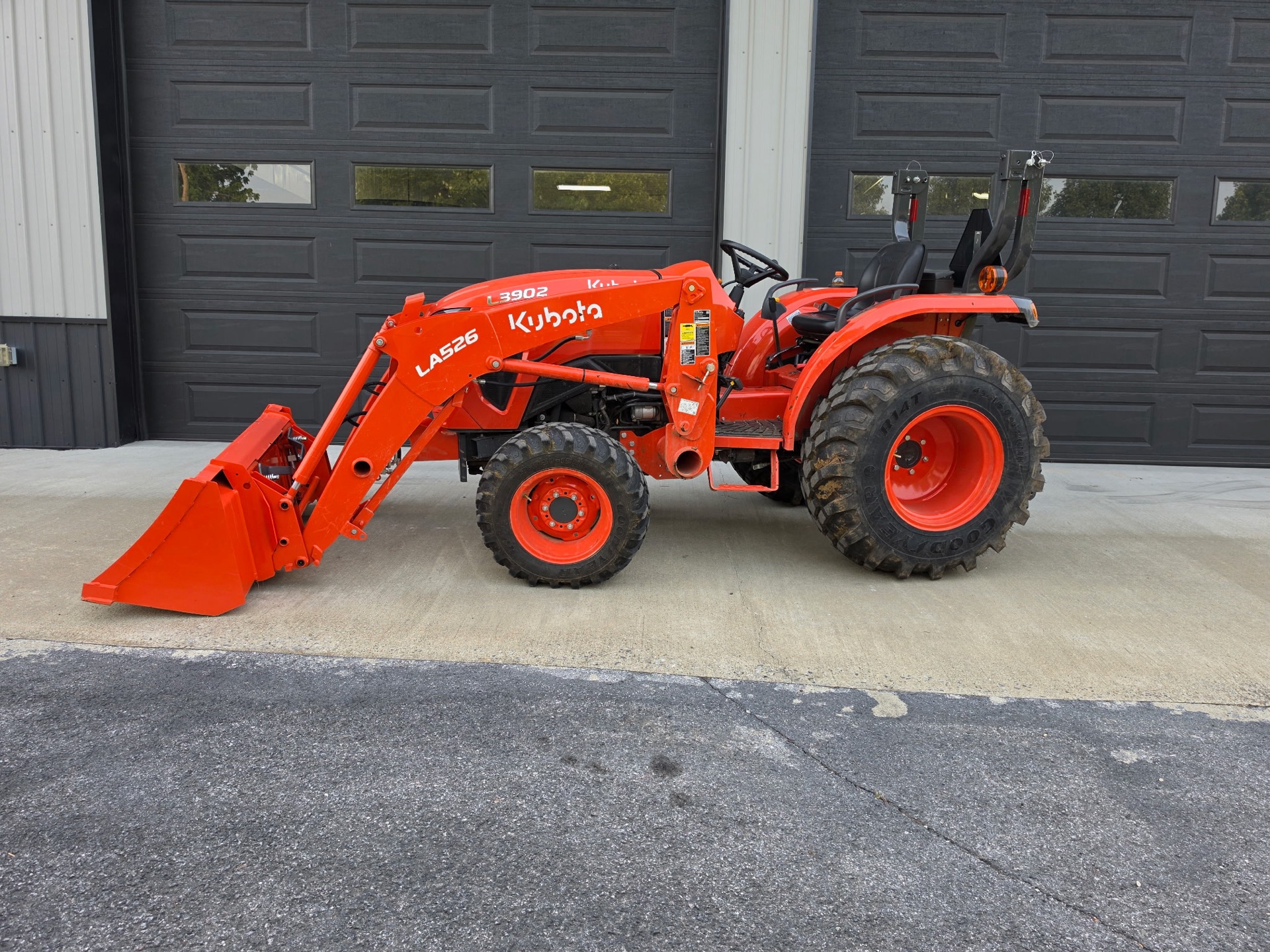 Kubota L3902 Compact Tractor with LA526 Front Loader photo 3